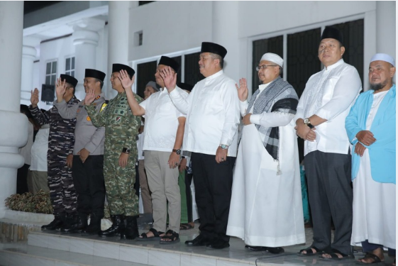 Bupati Asahan melepas pawai takbiran mobil hias di Kisaran