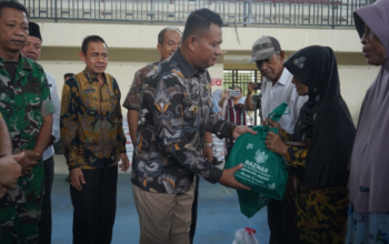 Bupati Asahan Taufik Zainal Abidin menyerahkan bantuan beras dan sembako kepada warga Kisaran saat Ramadan