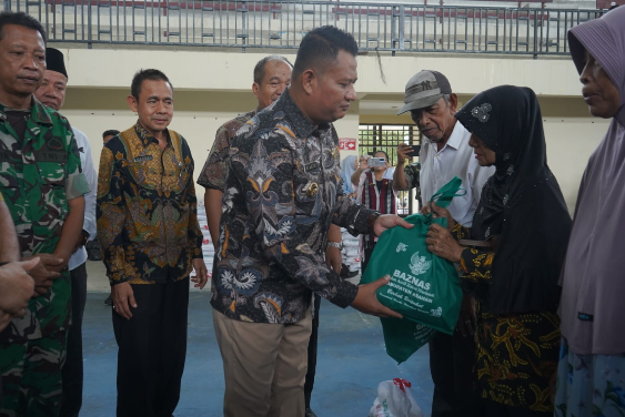 Bupati Asahan Taufik Zainal Abidin menyerahkan bantuan beras dan sembako kepada warga Kisaran saat Ramadan