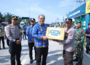 Bupati Asahan menyerahkan bingkisan kepada petugas Pos PAM Lebaran
