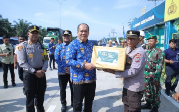 Bupati Asahan menyerahkan bingkisan kepada petugas Pos PAM Lebaran