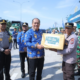 Bupati Asahan menyerahkan bingkisan kepada petugas Pos PAM Lebaran