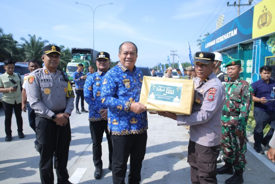 Bupati Asahan menyerahkan bingkisan kepada petugas Pos PAM Lebaran