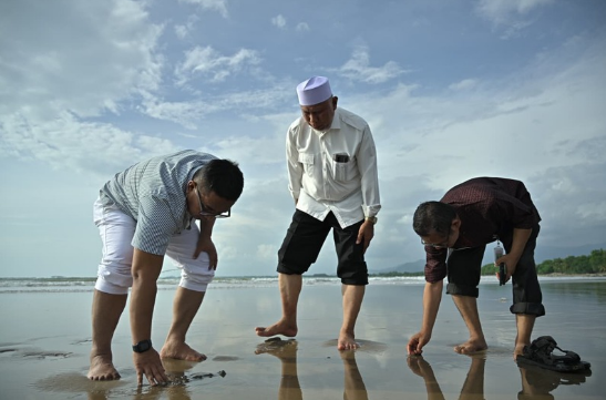 daratan baru Pantai Parkit Padang akibat sedimentasi banjir bandang