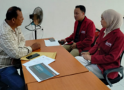 Mahasiswa UPI Bandung wawancara penelitian pariwisata halal di kantor redaksi RelasiPublik Padang