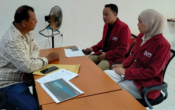 Mahasiswa UPI Bandung wawancara penelitian pariwisata halal di kantor redaksi RelasiPublik Padang