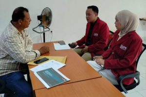 Mahasiswa UPI Bandung wawancara penelitian pariwisata halal di kantor redaksi RelasiPublik Padang