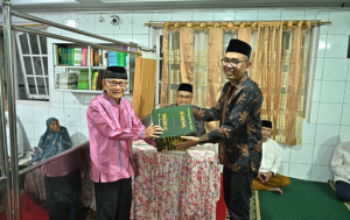 Sekda Sumbar Arry Yuswandi saat Safari Ramadan di Masjid Baitul Hikmah Padang Panjang