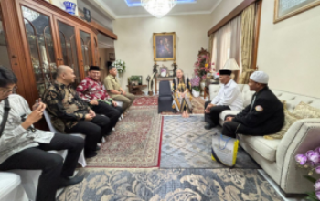 Mahyeldi takziah Try Sutrisno di Jakarta