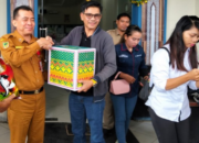 Kepala Dinas Pendidikan Barito Utara menyerahkan parcel kepada wartawan