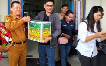 Kepala Dinas Pendidikan Barito Utara menyerahkan parcel kepada wartawan
