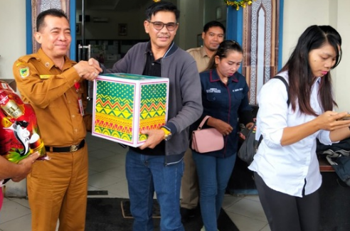 Kepala Dinas Pendidikan Barito Utara menyerahkan parcel kepada wartawan