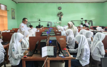 Siswa kelas IX MTsN 5 Pesisir Selatan mengikuti gladi bersih TKA berbasis komputer