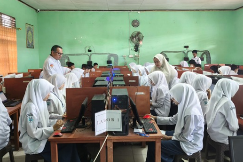 Siswa kelas IX MTsN 5 Pesisir Selatan mengikuti gladi bersih TKA berbasis komputer