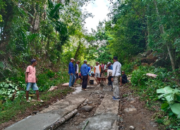Warga Padang XI Punggasan Goro Perbaiki Jalan Bukit Duat