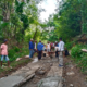 Warga gotong royong memperbaiki jalan Bukit Duat di Nagari Padang X Punggasan Pesisir Selatan