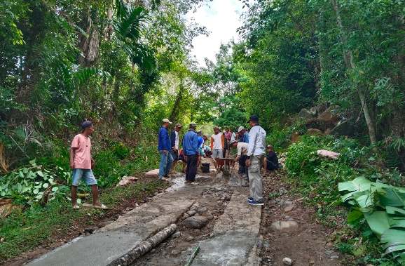 Warga gotong royong memperbaiki jalan Bukit Duat di Nagari Padang X Punggasan Pesisir Selatan