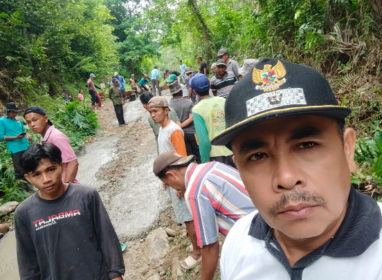 Warga gotong royong memperbaiki jalan rusak di Batu Cancang Padang X Punggasan Pesisir Selatan