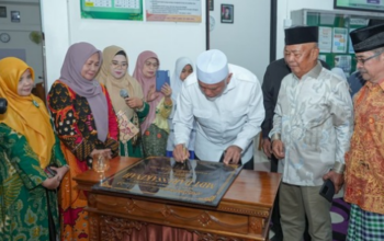 Mahyeldi MDT Darussakinah saat peresmian madrasah di Padang