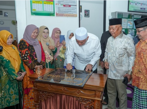 Mahyeldi MDT Darussakinah saat peresmian madrasah di Padang