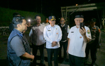 Gubernur Mahyeldi meninjau BTS Telkomsel di Sitinjau Lauik Padang untuk meningkatkan sinyal komunikasi