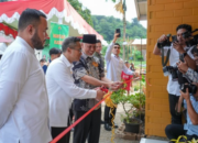 Gubernur Sumbar Mahyeldi dan Ketum KADIN Anindya Bakrie meresmikan hunian tetap Batu Busuak Padang