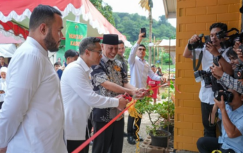 Gubernur Sumbar Mahyeldi dan Ketum KADIN Anindya Bakrie meresmikan hunian tetap Batu Busuak Padang