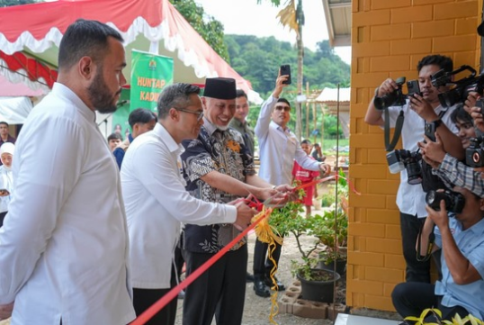 Gubernur Sumbar Mahyeldi dan Ketum KADIN Anindya Bakrie meresmikan hunian tetap Batu Busuak Padang