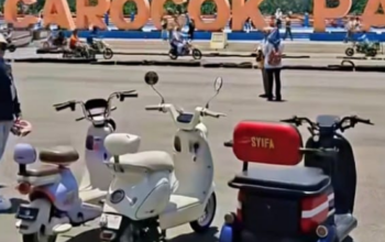 Suasana Pantai Carocok Painan saat Lebaran 1447 Hijriah dengan jumlah pengunjung yang menurun