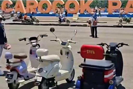 Suasana Pantai Carocok Painan saat Lebaran 1447 Hijriah dengan jumlah pengunjung yang menurun