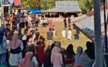 peserta lomba lari karung PHBI di Lagan Gadang Mudik Pesisir Selatan