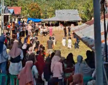 peserta lomba lari karung PHBI di Lagan Gadang Mudik Pesisir Selatan