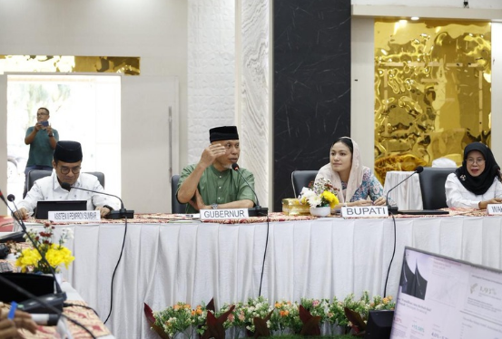 Gubernur Sumbar Mahyeldi memimpin rapat koordinasi di Dharmasraya