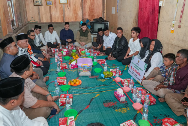 Bedah RTLH Mahyeldi 2026 saat sahur bersama keluarga Gatot di Sawahlunto
