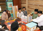 Gubernur Sumbar Mahyeldi menyerahkan bantuan bedah rumah kepada Siti di Dharmasraya