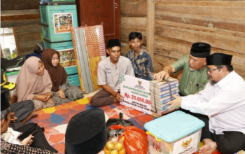 Gubernur Sumbar Mahyeldi menyerahkan bantuan bedah rumah kepada Siti di Dharmasraya