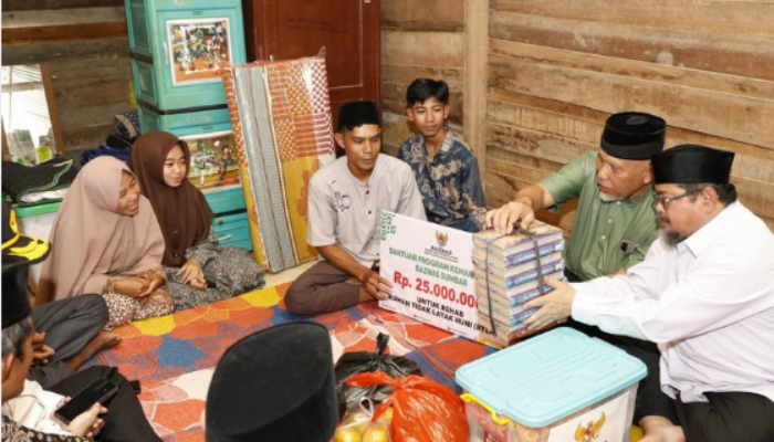 Sepuluh Tahun Menumpang, Siti Terima Bantuan Bedah Rumah dari Mahyeldi