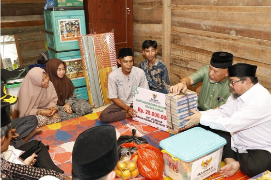 Gubernur Sumbar Mahyeldi menyerahkan bantuan bedah rumah kepada Siti di Dharmasraya