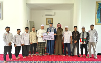 Gubernur Sumbar Mahyeldi menyerahkan bantuan kemanusiaan untuk rakyat Palestina di Padang