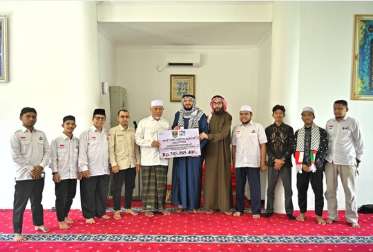 Gubernur Sumbar Mahyeldi menyerahkan bantuan kemanusiaan untuk rakyat Palestina di Padang