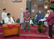 Gubernur Sumbar Mahyeldi Ansharullah menyerahkan hibah Safari Ramadan di Masjid Agung Nurul Islam Sawahlunto