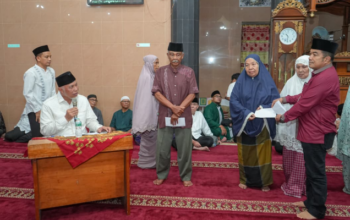 Gubernur Sumbar Mahyeldi Ansharullah menyerahkan hibah Safari Ramadan di Masjid Agung Nurul Islam Sawahlunto