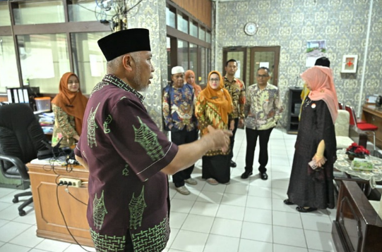 Mahyeldi sidak Ramadan memeriksa kehadiran ASN Pemprov Sumbar