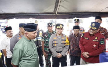 Gubernur Sumbar Mahyeldi meninjau posko mudik di Dharmasraya