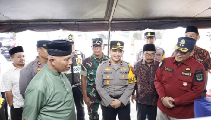 Gubernur Mahyeldi Tinjau Posko Mudik Dharmasraya, Tekankan Keselamatan Pemudik