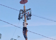 peserta panjat pinang PHBI di Lagan Gadang Mudik Pesisir Selatan