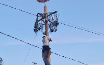 peserta panjat pinang PHBI di Lagan Gadang Mudik Pesisir Selatan