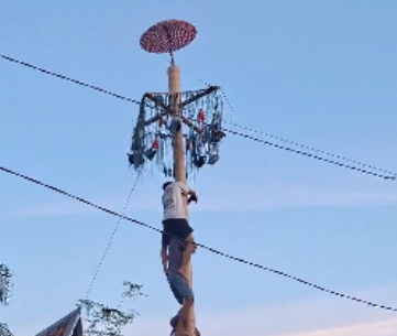 peserta panjat pinang PHBI di Lagan Gadang Mudik Pesisir Selatan