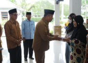 Petugas kebersihan Asahan menerima bantuan ZIS dari Baznas di Pendopo Rumah Dinas Bupati