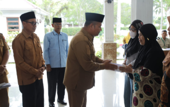 Petugas kebersihan Asahan menerima bantuan ZIS dari Baznas di Pendopo Rumah Dinas Bupati